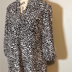PETITE TOP V-NECK PEASANT SLEEVED BLACK & WHITE TOP by STYLE & COMPANY SZ. LP